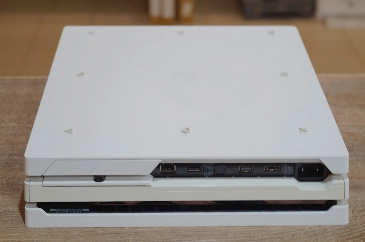 Ігрова консоль Sony PlayStation 4 PRO White 1TB Б/У preview 4