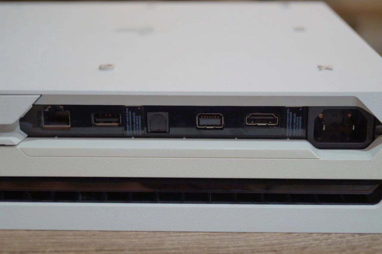 Ігрова консоль Sony PlayStation 4 PRO White 1TB Б/У preview 5